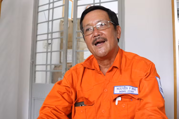 Theo Zing, bố của Hoa hậu Phương Khánh - ông Nguyễn Phương Phi làm công nhân ngành điện lực. Dù không có điều kiện chăm lo vật chất cho Phương Khánh nhưng bù lại ông thường xuyên gọi điện hỏi thăm, động viên con gái. Ảnh: Zing