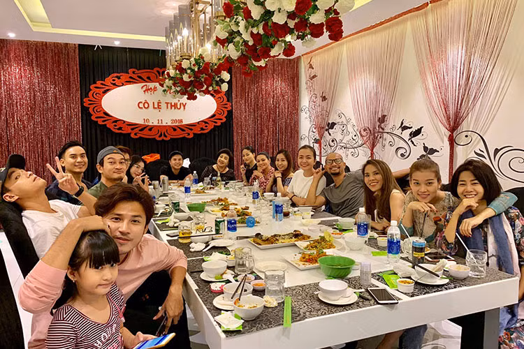 Mai Phương vui vẻ hội ngộ các đồng nghiệp: vợ chồng Ái Châu, Thanh Trúc, Dương Cẩm Lynh.