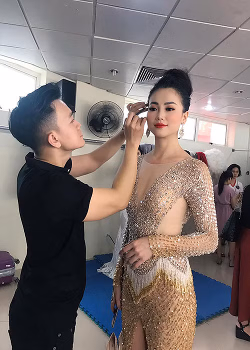 Thời điểm tham gia cuộc thi Hoa hậu Trái đất 2018, Phương Khánh tự trang điểm, sau đó gửi ảnh cho anh trai để chỉnh sửa từ xa vì ban tổ chức không có phép thí sinh có chuyên gia trang điểm đi theo.