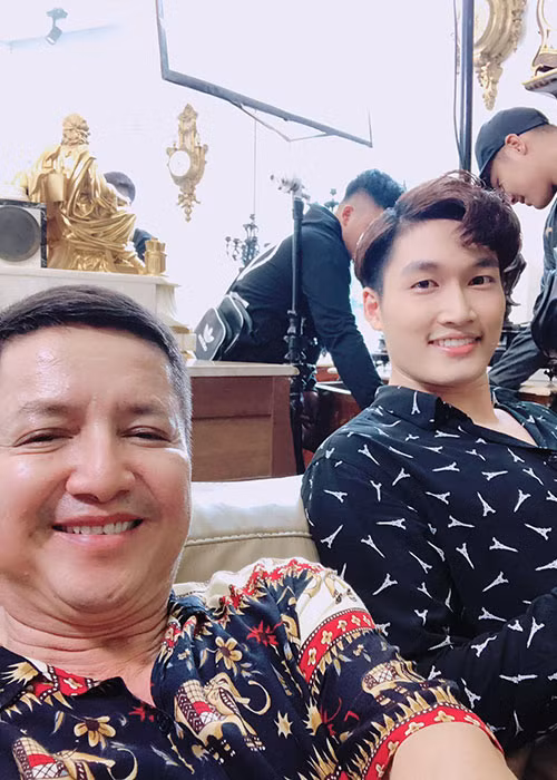 Các diễn viên của phim "Ghét thì yêu thôi": nghệ sĩ Chí Trung, Đình Tú xuất hiện trên phim trường "Quỳnh búp bê" ngoại truyện.