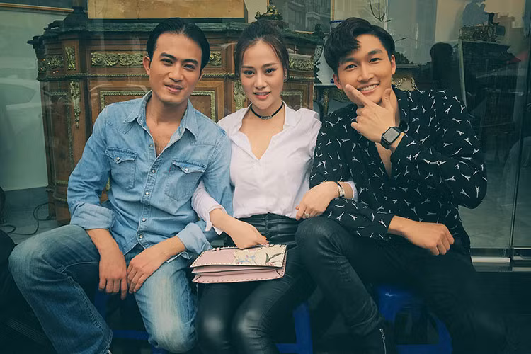 Quynh bup be xinh tuoi ben Canh o hau truong phan ngoai truyen