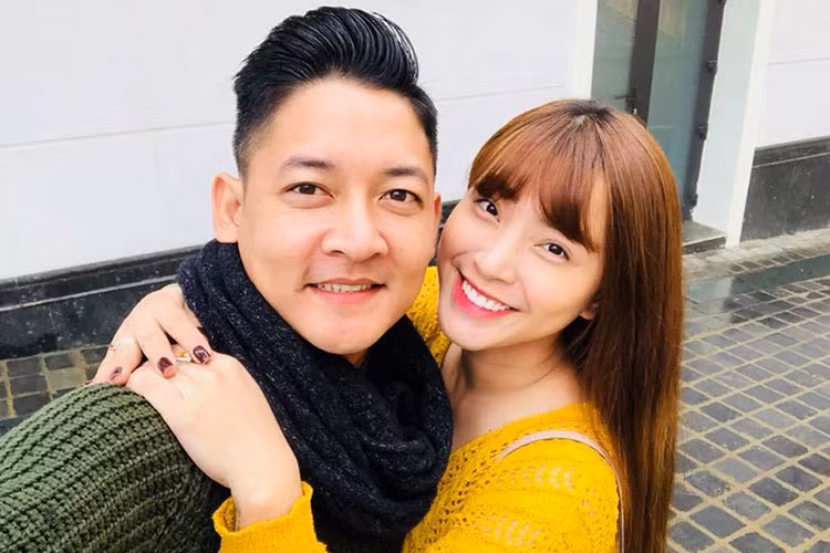 "Chẳng phải mạnh mẽ gì đâu. Chỉ là nỗi niềm của 1 người làm mẹ. Duyên này kiếp trước tu hay nợ mới có mình không biết nhưng vẫn thầm cảm ơn trời vì đã cho con được làm mẹ. Được làm điều lớn lao, cao cả nhất đời của 1 người phụ nữ", Hải Băng chia sẻ.