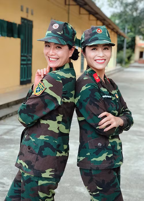 Hình ảnh nữ MC tươi rói bên khách mời - nghệ sĩ Chiều Xuân.