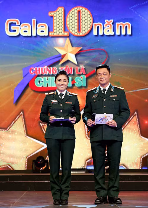 Từng qua một lần đó, Hoàng Linh hiện gắn bó với quay phim Trần Mạnh Hùng. Gần đây, rộ nghi vấn hai người chia tay. Về phía Mạnh Hùng, anh lên tiếng phủ nhận. Ông xã của Hoàng Linh chia sẻ vì không đồng ý cho anh đi công tác nước ngoài nên Hoàng Linh tức giận hủy kết bạn Facebook, rao bán chiếc xe anh tặng.