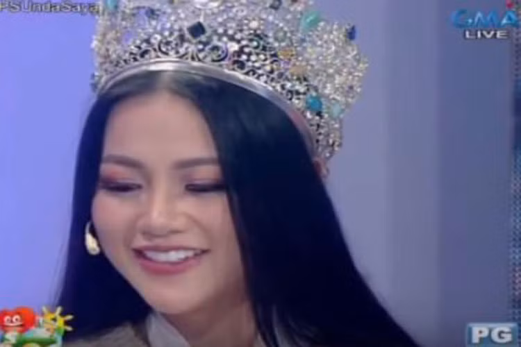 Hình ảnh Phương Khánh thử các món ăn Philippines trong một chương trình truyền hình sau đêm chung kết cuộc thi Hoa hậu Trái đất 2018.
