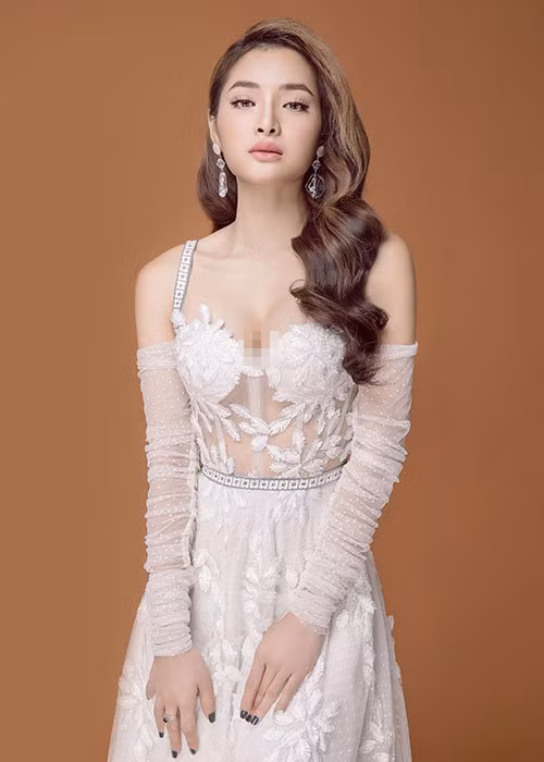 Nữ diễn viên kiêm ca sĩ từng có phát ngôn gây sốc rằng chỉ yêu bạn trai có thu nhập trên 100 triệu/tháng.