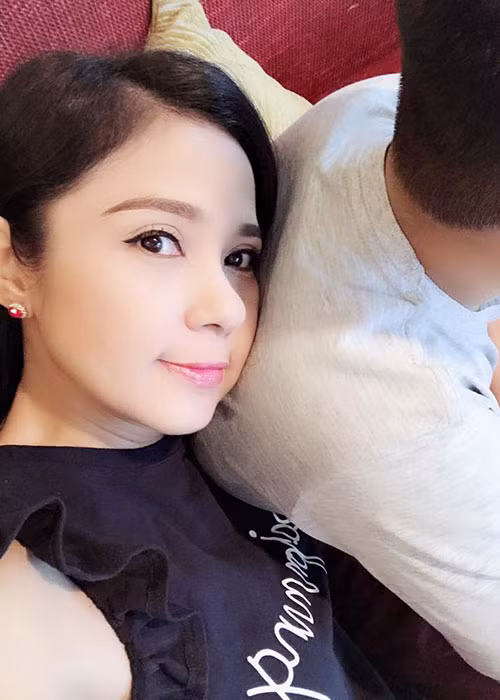 Chia sẻ hình ảnh tựa vai con trai, Việt Trinh tâm sự: “Trinh cũng đi chơi lễ với trai như ai. Trai này là người đàn ông duy nhất yêu thương và không bao giờ phản bội Trinh. Hạnh phúc vô bờ bến. Giờ Trinh chỉ cần vậy là đủ”.