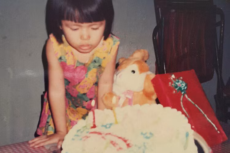 Người đẹp cho hay mẹ và anh trai đã hy sinh rất nhiều để cô có cơ hội học hành đến nơi đến chốn.