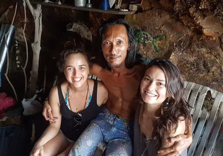 48 tuổi, Chatupoom Losiri được cư dân mạng biết đến với danh xưng “người đàn ông hang động 2018”. Ông được dân mạng đất nước Thái Lan biết đến khi quyết định sinh sống trong một hang động ở đảo Koh Phangan từ tháng 2 năm nay. Đặc biệt, khi thường xuyên đăng tải những ảnh chụp với các cô gái phương Tây xinh đẹp thì Chatupoom Losiri lại càng được nhiều người biết đến.