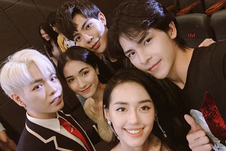 Hot boy sinh năm 1993 khá thân thiết với các ca sĩ trẻ Đức Phúc, Erik, Hòa Minzy.