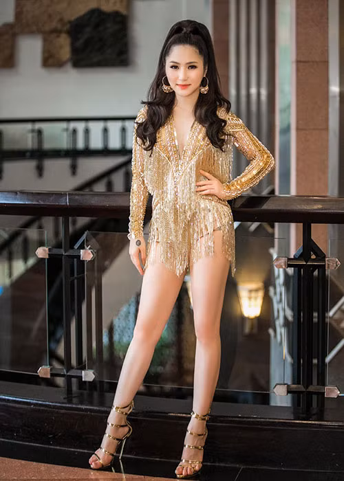Mới đây, Hương Tràm còn than thở bị cảm cúm nhưng uống thuốc đến nửa tháng vẫn chưa khỏi hẳn.