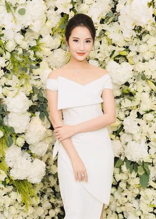 Xuân Thảo được khen ngợi về cả sắc lẫn tài. Cô luôn tỏ ra khéo léo trong chuyện giữ cho mối tình của mình với Phan Thành được yên bình.