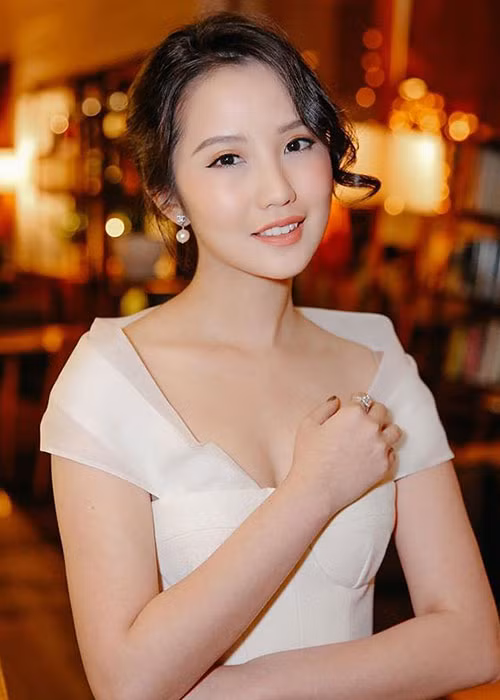 Trả lời người hâm mộ trên Instagram thích Phan Thành ở điểm gì, Xuân Thảo cho hay: "Đối với người thân thì sống rất thật, biết quý trọng tình cảm gia đình, thương em trai và ba mẹ".