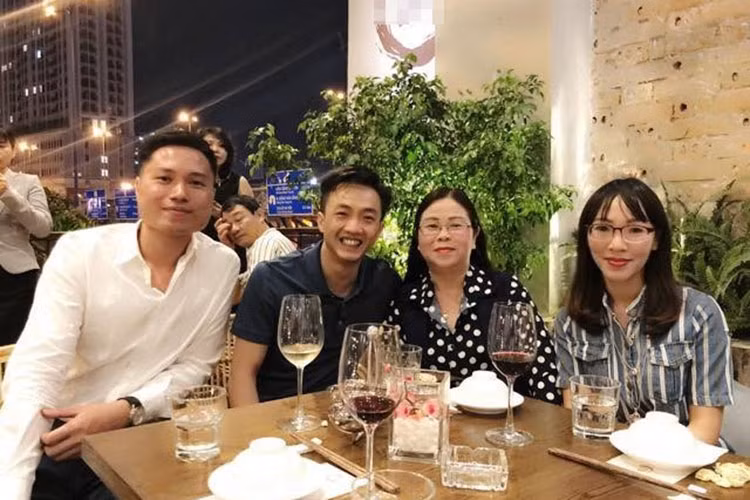 Đàm Thu Trang thân thiết với bé Subeo, Cường Đô la cũng có mối quan hệ tốt với mẹ của bạn gái (thứ hai bên phải). Tháng 6/2018, khi livestream, Cường Đô la thậm chí gọi mẹ của Đàm Thu Trang là mẹ và còn về quê để dự đám giỗ bố của bạn gái. Ảnh: Zing