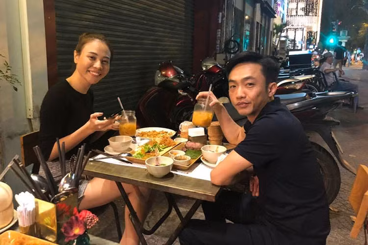 Đi ăn quán vỉa hè, Đàm Thu Trang cùng bạn trai đại gia phố núi ăn mặc giản dị.