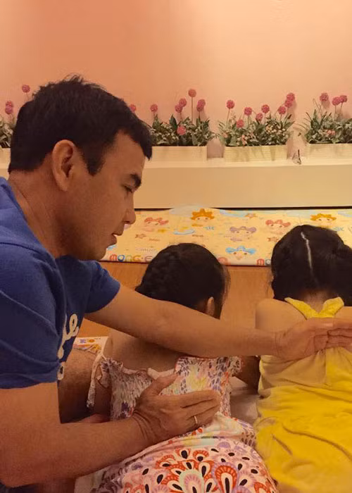 Dù các con đã lớn nhưng Quyền Linh vẫn chiều chuộng.
