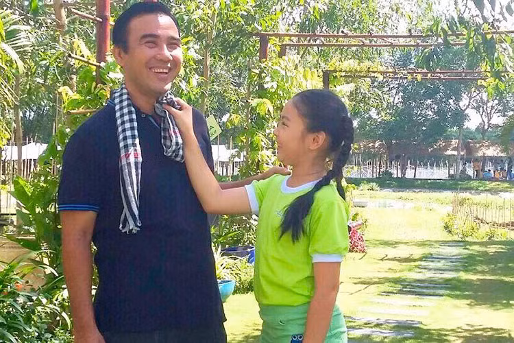 Hai cô con gái của Quyền Linh rất quấn bố.