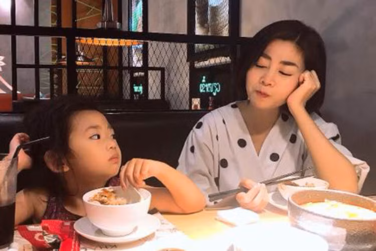 Mai Phương cho hay cô hiện vẫn đáp ứng thuốc tốt, chỉ có mỏi vai và nổi mụn do tác dụng phụ của thuốc.