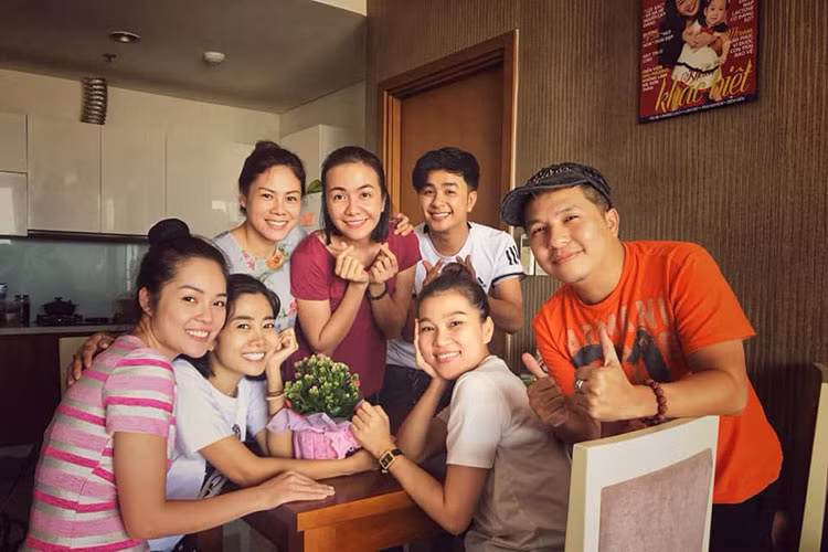 Bạn bè, đồng nghiệp vẫn thường xuyên đến thăm Mai Phương, động viên cô sớm khỏe lại.