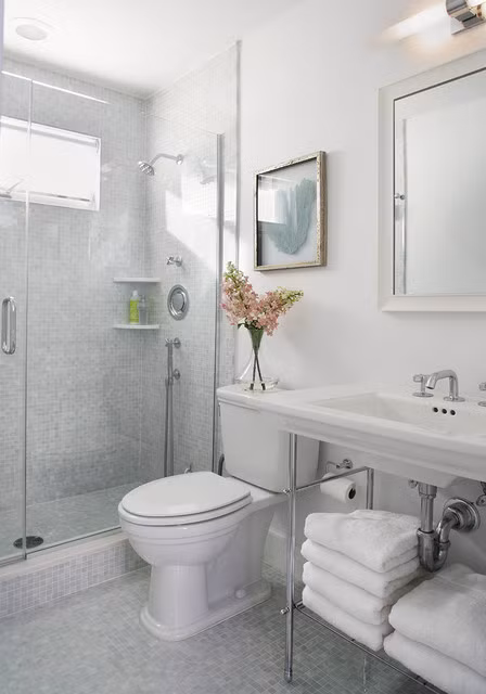 Tránh đặt bồn cầu ở vị trí đối diện cửa phòng tắm. Tốt nhất nên bố trí bồn cầu ở một góc khuất, tách biệt với bồn rửa mặt.