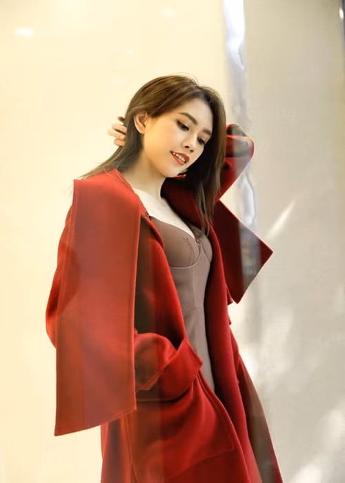 Thùy Dương kém Minh Tiệp 13 tuổi. Cô từng lọt top 10 Hoa hậu Việt Nam 2010, học về người mẫu và đạo diễn thời trang.