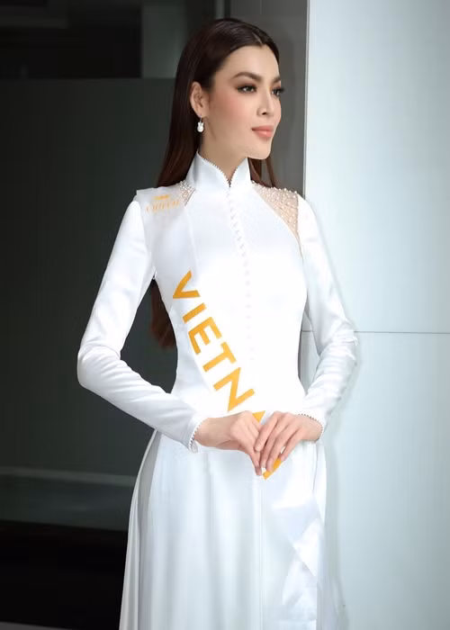 Chân dài gây ấn tượng khi mặc áo dài trắng tại cuộc thi.