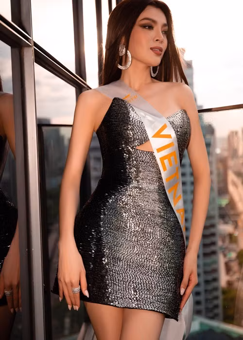 Đến với cuộc thi, Trân Đài gây ấn tượng nhờ mạnh tay đầu tư loạt váy áo gợi cảm, phụ kiện.