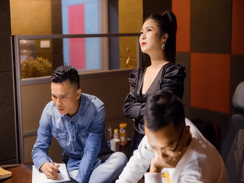 Nhạc sĩ Tú Dưa –người bạn thân của Hương Tràm từng gián tiếp phủ nhận nghi vấn nữ ca sĩ có em bé. "Rất nhiều người có hỏi tôi là Tràm sang bên Mỹ để đẻ à. Tôi phì cười. Quý vị ơi! Vì những câu hỏi đó nên hai năm qua ngày nào em nó gọi facetime về là tôi cũng bảo em nó quay xuống bụng cho anh xem nào, xem bụng to không đã đẻ chưa. Tôi mắt kém, kèm nhèm nhìn cũng không biết rõ là bụng to hay bụng nhỏ. Những bức ảnh dưới đây là chụp đã hơn một năm lúc Tràm âm thầm về Việt Nam làm việc cùng tôi nhé, nom người vẫn thiếu nữ lắm... Tin hay không là tùy quý vị ạ", Tú Dưa cho hay. Ảnh: Dân Việt