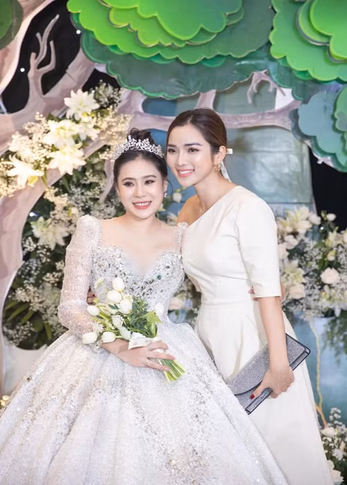 Người mẫu Kim Cường - bà xã của Ưng Hoàng Phúc cũng dự tiệc cưới.