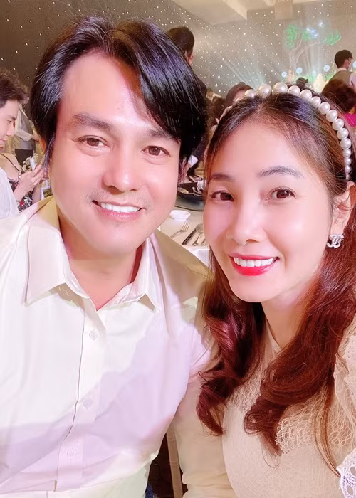Cao Minh Đạt và vợ gửi lời chúc phúc đến vợ chồng Hồ Bích Trâm.