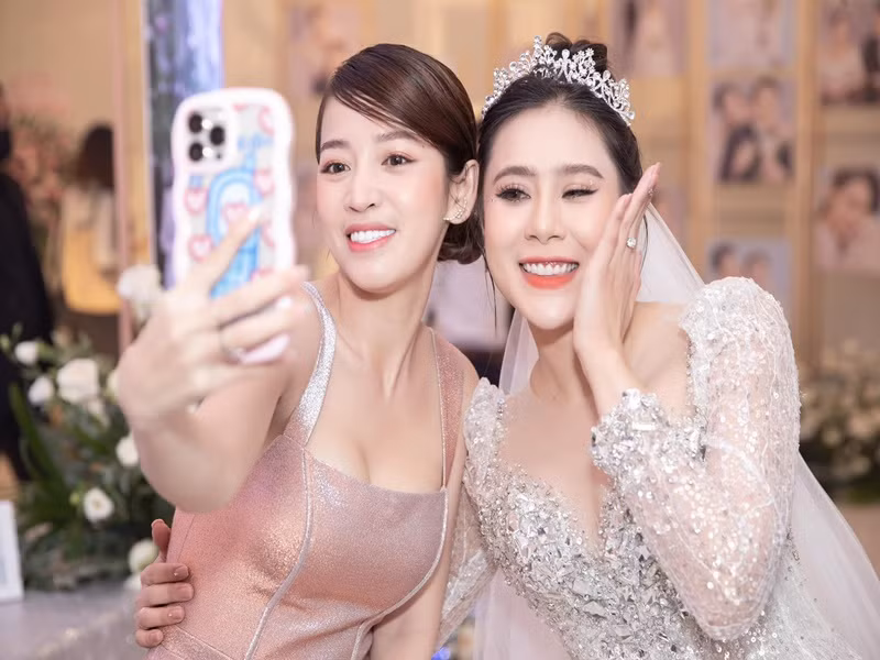 Nữ diễn viên hài Puka chụp ảnh kỷ niệm cùng cô dâu.