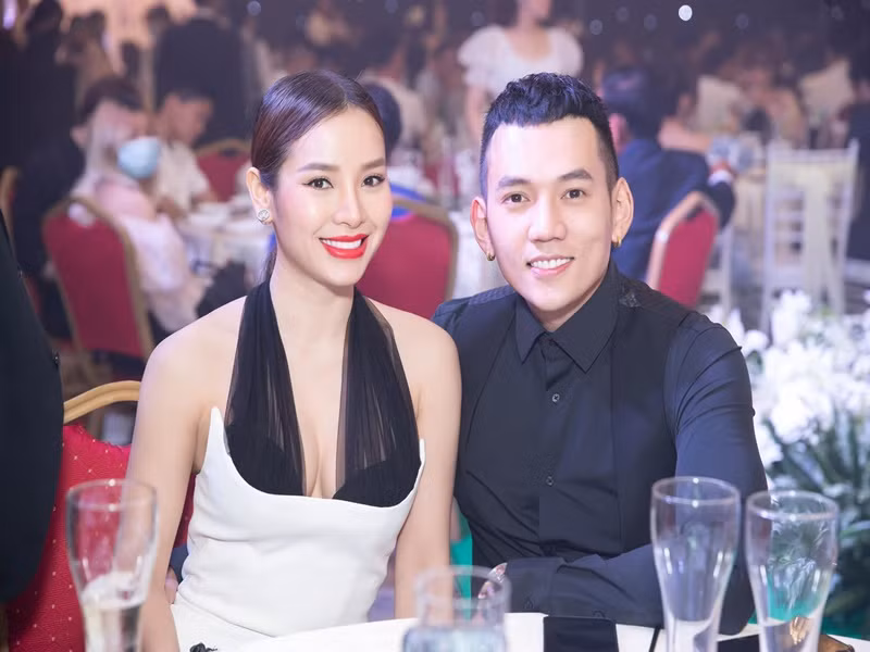 Lý Bình - Phương Trinh Jolie dự tiệc cưới của Hồ Bích Trâm. 1 tháng trước, cặp đôi cũng tổ chức hôn lễ.