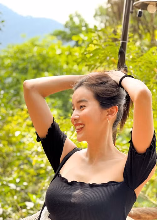 Trong những ngày qua, Cao Thái Hà liên tục cập nhật hình ảnh đi nghỉ dưỡng.