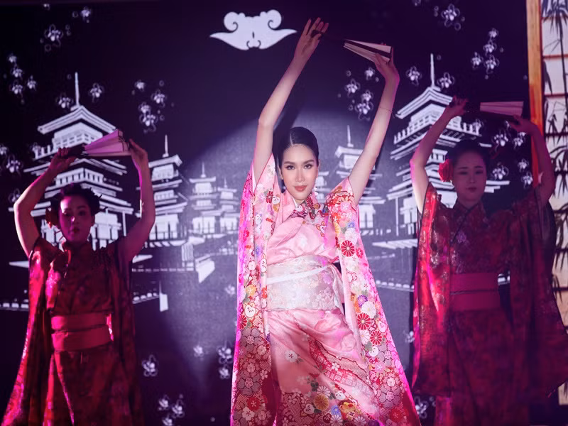 Người đẹp khoác lên mình trang phục kimono truyền thống của Nhật Bản.