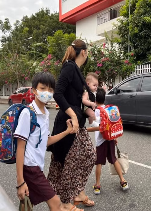 Người đẹp sinh con trai đầu lòng, sau đó nhận nuôi con trai của em ruột. Theo Diễm Châu, cô muốn con trai đầu lòng được 18 tuổi mới cho gặp cha. Người đẹp mong muốn khi con đủ 18 tuổi, con đã hiểu chuyện hơn, có sự nghiệp học hành ổn định. Cô quyết giữ bí mật cũng vì mong con có cuộc sống bình thường.