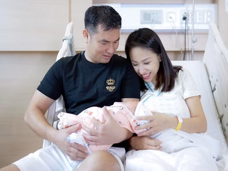 Cô trải lòng khi chăm sóc con gái nhỏ: "Rồi thì cũng đến lúc được ngắm thiên thần nhỏ ấy mỗi ngày, mê mẩn dõi theo từng cử động dễ thương nhỏ xíu, chăm chỉ hút từng ml sữa cho con, hạnh phúc khi ngắm con ti thật ngoan, vỗ lưng cho con và thở phào khi con ợ hơi, bản năng làm mẹ vẫn vẹn nguyên như lần sinh đầu ấy. Tạo hóa thật kỳ diệu, cho ta làm ba làm mẹ, để ta biết thương quý và trân trọng ba mẹ mình nhiều hơn, chăm sóc và trao đi tình thương vô điều kiện, nối tiếp dòng chảy yêu ái vô tận của cuộc đời...Trân quý từng phút giây! Biết ơn từng khoảnh khắc".