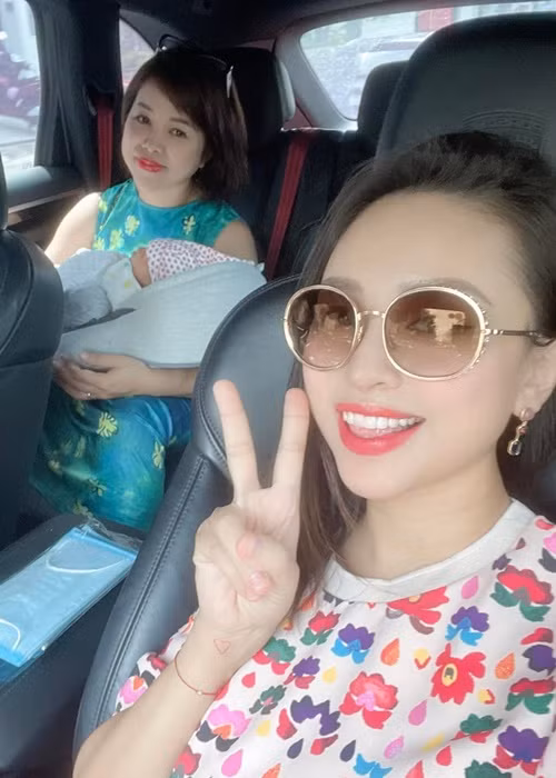 Sau sinh 10 ngày, nữ MC đã đi ra ngoài khi đưa con đi tái khám.