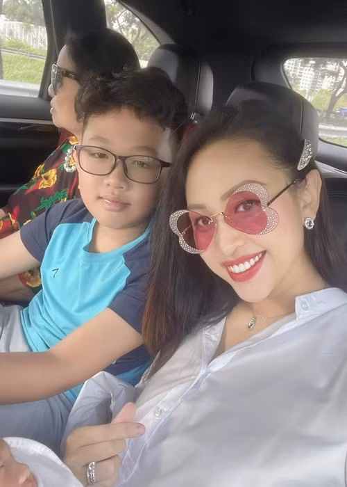 Vân Hugo cho biết, cô chỉ làm đúng một việc sau sinh để cân nặng tự giảm, đó là “cho con ti thật nhiều”.