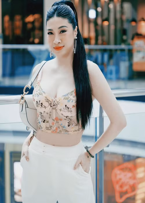 Nữ ca sĩ diện áo crop top khoe eo con kiến, vòng một căng tràn.