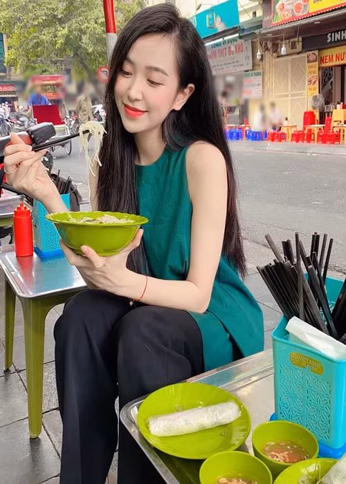 Trong cuộc phỏng vấn với Infonet, Kim Oanh cho biết, cô không ngại một người đã từng đổ vỡ hôn nhân. Nhưng một người hơn mình quá nhiều tuổi thì cô không sẵn sàng. Ảnh: FBNV