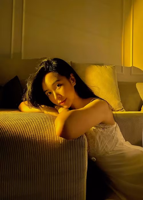 “Thật sự là mình chưa nghĩ đến chuyện yêu một người lớn hơn mình quá nhiều tuổi”, Kim Oanh nói. Ảnh: FBNV