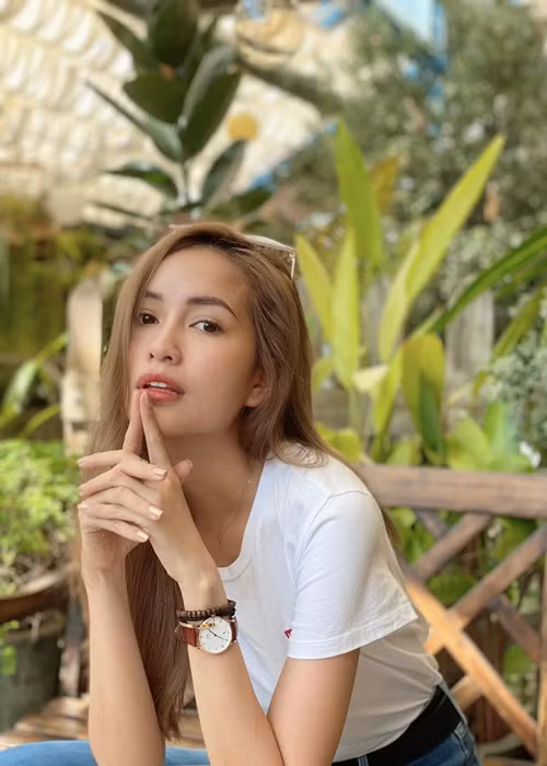 Xây xong căn nhà, mẹ của Ngọc Châu không còn tiền để tái vụ. Bà phải đi vay mượn rất nhiều để bắt đầu mùa vụ mới. “Mẹ đi làm rất sớm và trở về lúc khuya, thậm chí không có thời gian nghỉ ngơi”, Ngọc Châu kể.