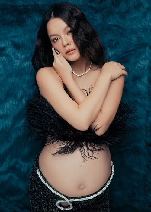 Trước đó, Phạm Quỳnh Anh tung bộ ảnh diện áo croptop cùng chân váy tông đen.