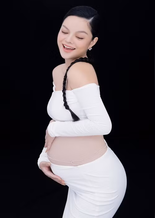 Nhiều người tấm tắc khen ngợi vẻ ngoài rạng rỡ của nữ ca sĩ trong lần mang bầu thứ 3 này.