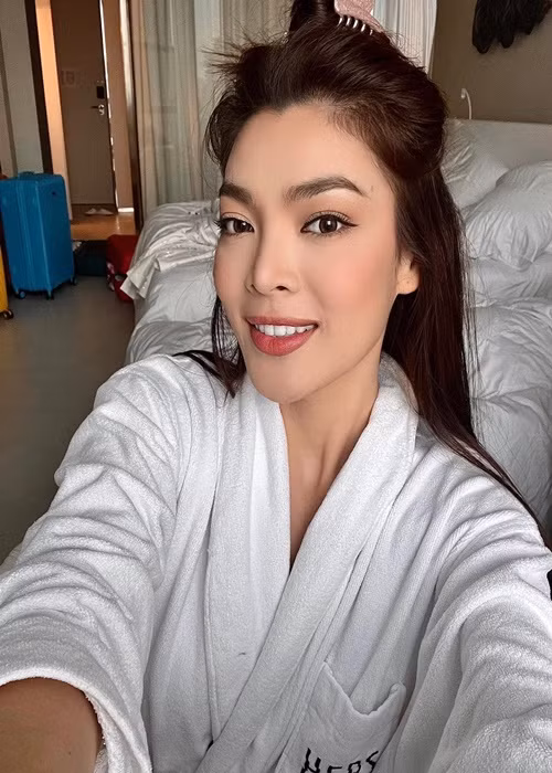Cô khoe tự tay trang điểm để gặp các thí sinh và ban tổ chức cuộc thi. Ảnh: FBNV