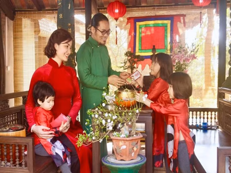 Vợ chồng nghệ sĩ Vượng Râu - Thu Hiền làm đám cưới năm 2010. Cặp đôi có 5 người con chung. Ảnh: FBNV