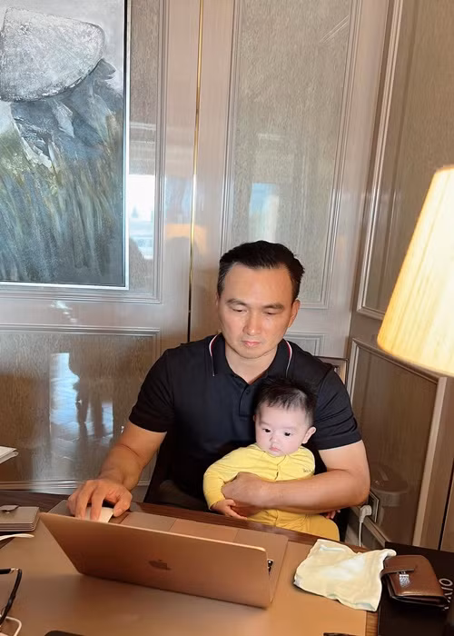 Chia sẻ về việc chăm sóc con trai nhỏ, Chi Bảo cho biết, anh tự tay pha sữa, bồng bế, thay tã cho bé và tự tin làm rất thuần thục.