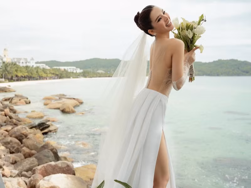Nữ ca sĩ khoe tối đa tấm lưng trần, vòng một. Ảnh: FBNV