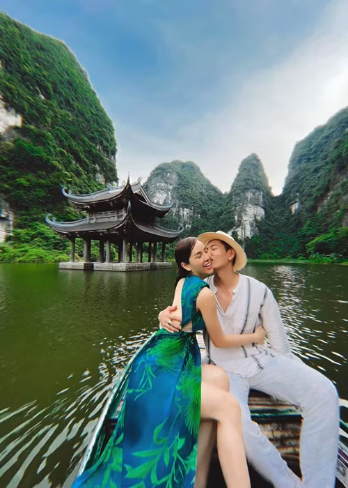 Nữ ca sĩ lên xe hoa hồi tháng 5 vừa qua với diễn viên Lý Bình. Ảnh: FBNV