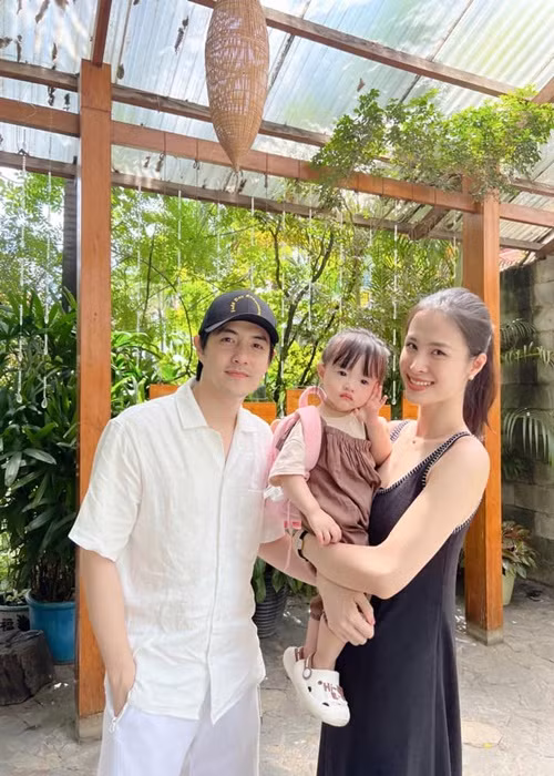 Ái nữ nhà Đông Nhi không tránh khỏi cảm giác lạ lẫm.